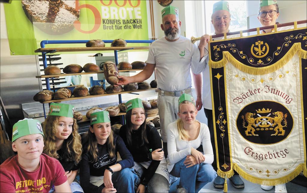 Die Akteure auf einen Blick: Fünf Konfirmanden, Bäckermeister Marco Wetzel aus Zwönitz, Innungsobermeister Heiko Schmidt und Karin Kowanda (v. l.) von der Landesinnung Saxonia des Bäckerhandwerks. © Anna Neef
