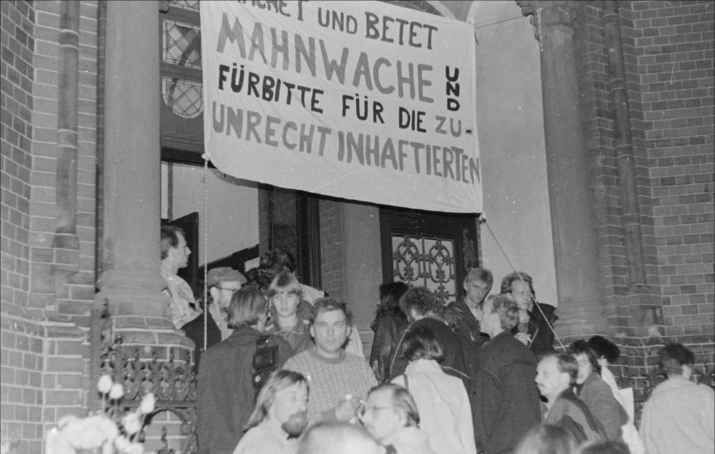 Die Mahnwache für die politisch Inhaftierten in der Gethsemanekirche Berlin ab 2. Oktober 1989 wurde zu einem Kristallisationspunkt der Friedlichen Revolution. © Robert-Havemann-Gesellschaft/Frank Ebert/RHG_Fo_FEb_01_003-10
