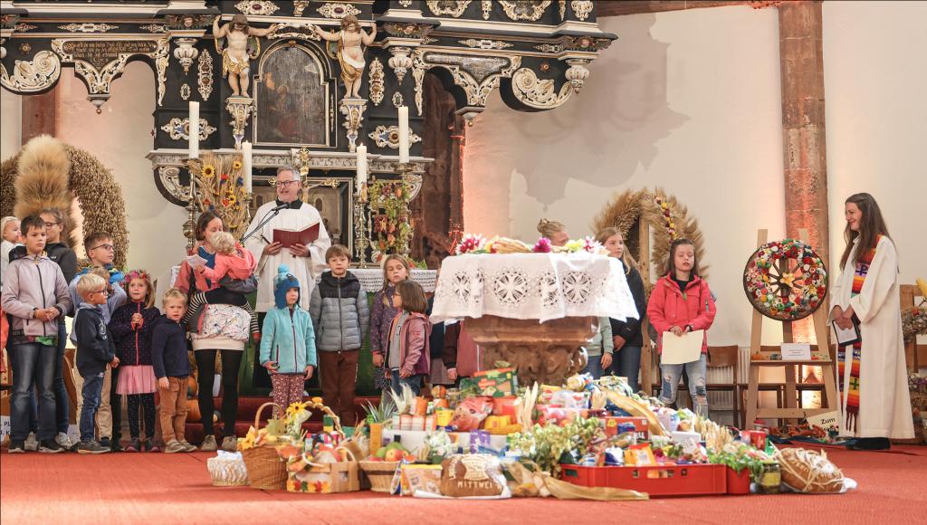 Zum ökumenischen Festgottesdienst beim Landeserntedankfest ist die Stadtkirche Mittweida mit Erntegaben, -kronen und -kränzen geschmückt und mit über 400 Gästen sehr gut besucht. © Sächs. Landeskuratorium Ländl. Raum