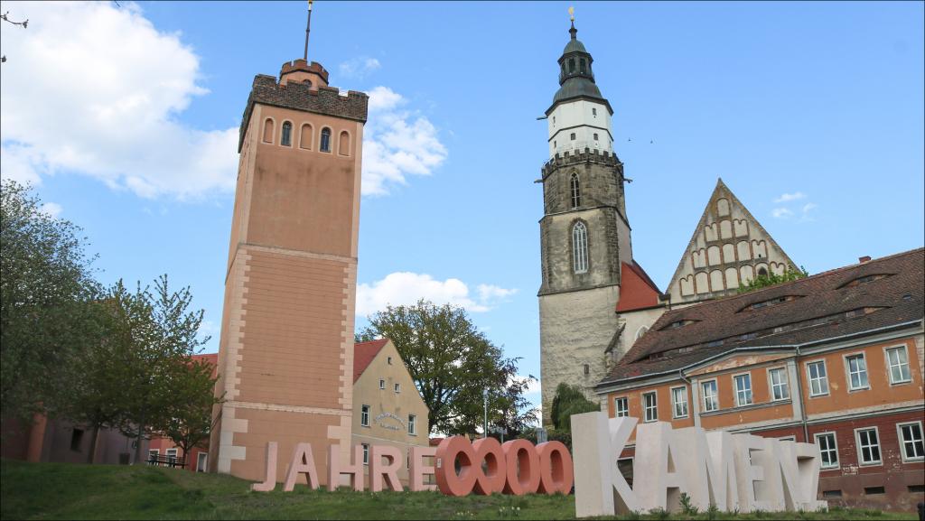 Kamenz feiert im nächsten Jahr 800. Geburtstag – auch die Kirchen gestalten ein vielfältiges Programm. Die Stadt wirbt vor der Kulisse der Hauptkirche. © Irmela Hennig
