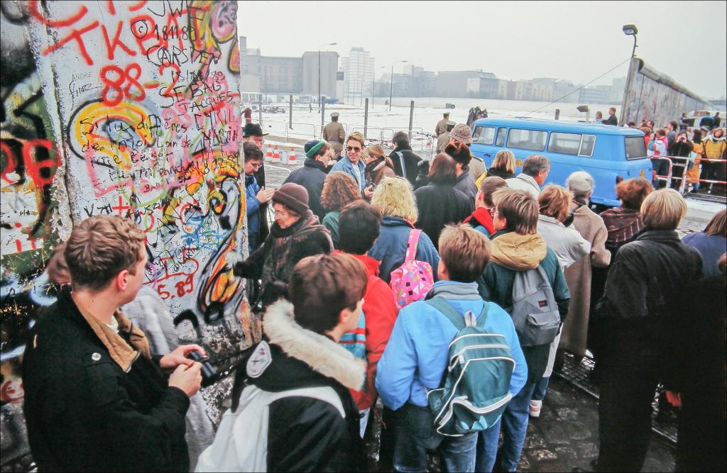 Historischer Moment: Die offene Berliner Mauer am Potsdamer Platz im November 1989. © epd-bild/Rolf Kißling