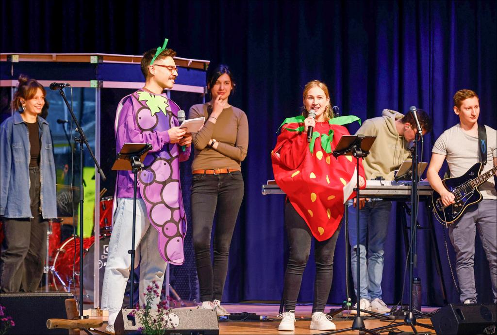 »Fruchtige« Moderatoren gab es beim Jugendbibeltag im Saal der Sachsenlandhalle Glauchau und das gleiche Thema wie für die über 2000 Erwachsenen in der großen Halle nebenan: »Frucht, die nach dem Vater schmeckt«. © Markus Pfeifer