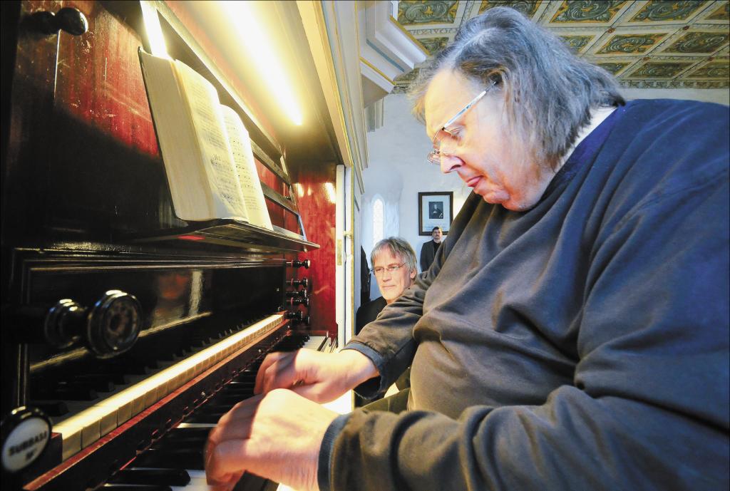 Aufmerksam beobachtet von David Petersen entlockte der einstige Gewandhaus-Organist Matthias Eisenberg der restaurierten Nenkersdorfer Kreutzbach-Orgel am Reformationstag die ersten Töne. © Roger Dietze