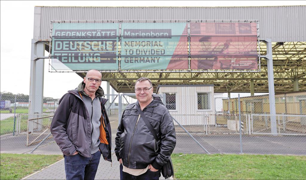 Marc-Dietrich Ohse (li.) und Peter Valdueza (re.) im Gespräch am ehemaligen Grenzübergang Marienborn. © epd-bild/Susanne Huebner