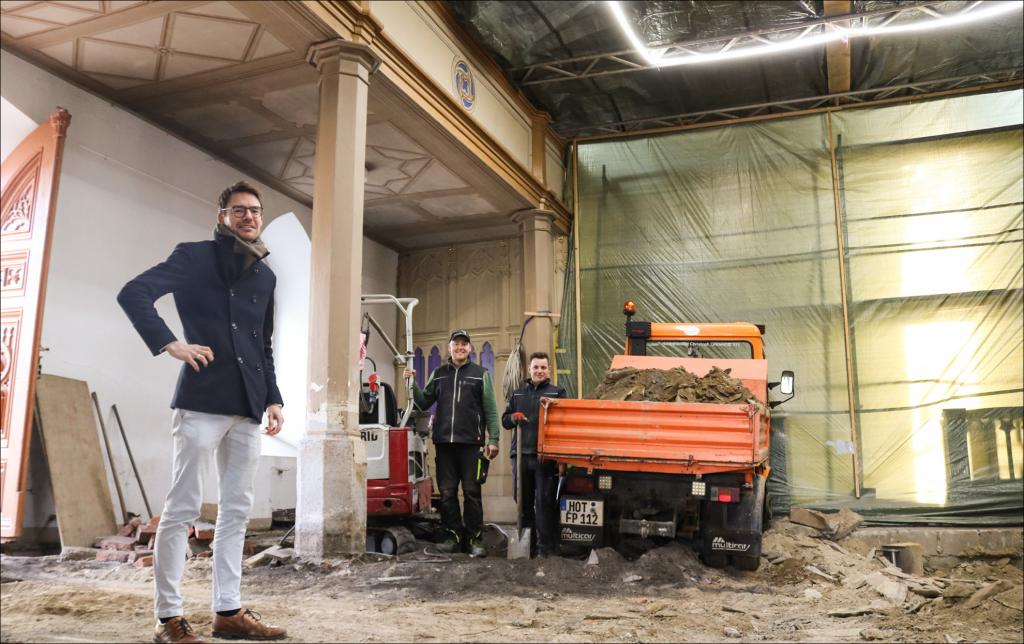 Der Lößnitzer Pfarrer Raphael Weiß (l.) steht in der Großbaustelle »Hospitalkirche«. Dort wird der Boden von einer Zimmerei komplett neu hergerichtet. © Irmela Hennig