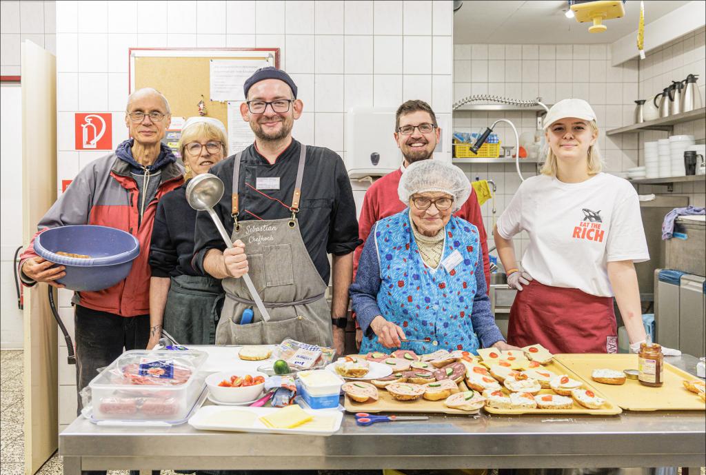 Gemeinsam Wohnungslosen helfen: Das Team der »Leipziger Oase« – dem Diakonie-Treff für Wohnungslose. Hier gibt es täglich Essen, Wärme und Angebote für die Ärmsten. 2. v. r.: Leiter Benjamin Müller. © Uwe Winkler