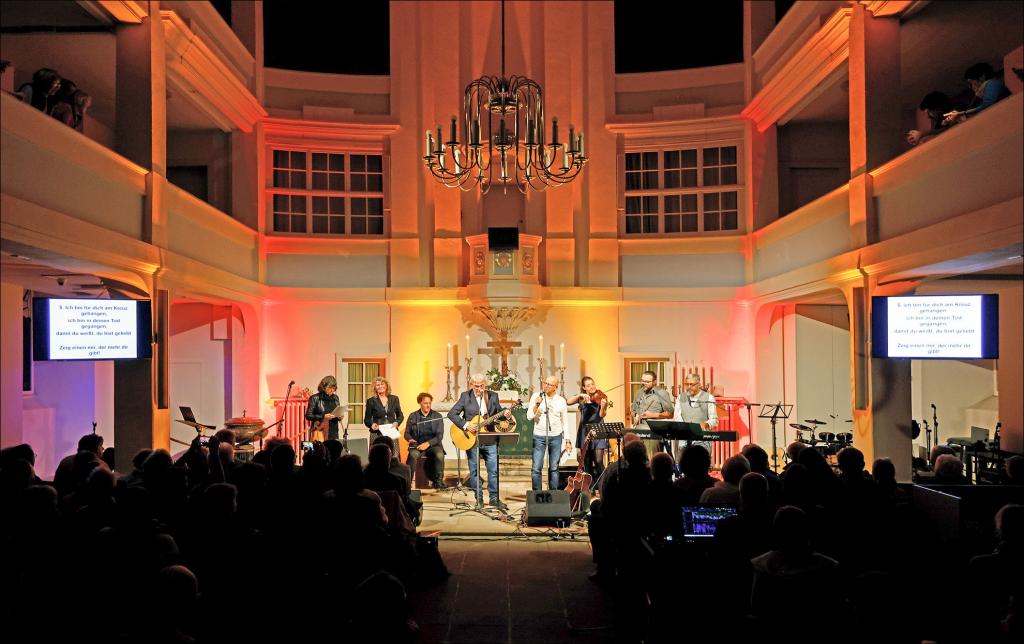Vielfältige Klänge, verschiedene Handschriften: Zum Abschluss musizierten die Mitwirkenden des 28. Liedermacherfestivals in der Lichtensteiner Lutherkirche gemeinsam. © Markus Pfeifer