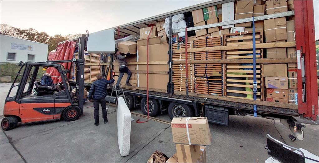 Feuerlöscher, Generatoren, Betten, Winterkleidung, Schulbänke – jeder Platz auf der Ladefläche und in der Fahrerkabine des Hilfstransportes wird ausgenutzt. © Kathrin König
