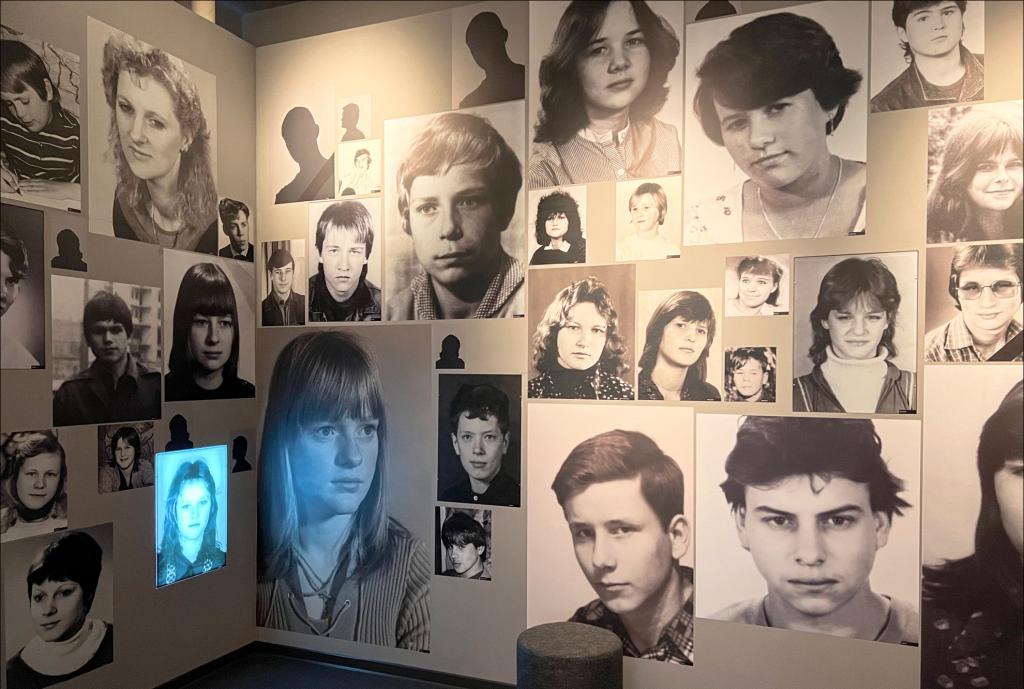 Betroffenen ein Gesicht geben: Über 4000 junge Menschen mussten im Geschlossenen Jugendwerkhof Torgau leben und leiden. Ein Raum der neuen Ausstellung zeigt die Gesichter von Betroffenen. © Archiv Gedenkstätte GJWH Torgau