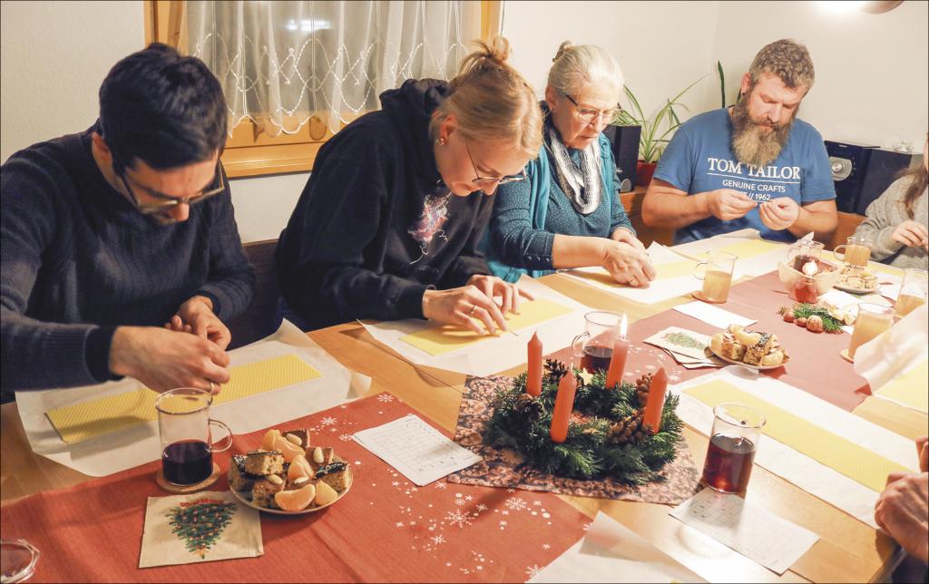 Gemeinsames Basteln im Advent: Beim Hartmannsdorfer Kalenderabend wurden vor allem Bienenwachskerzen gerollt; links Hannes und Hanna Röder. © Irmela Hennig