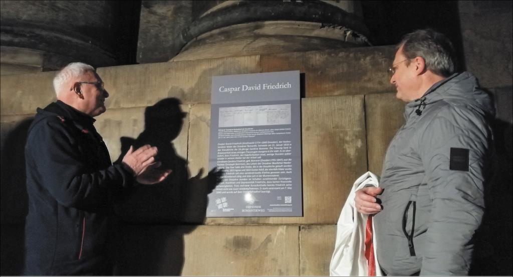 Erinnerung an CDF: Pfarrer Holger Milkau (li.) und Torsten Kulke vom Dresdner Romantik-Verein bei der Einweihung der Tafel an der Kreuzkirche. © Torsten Hilscher