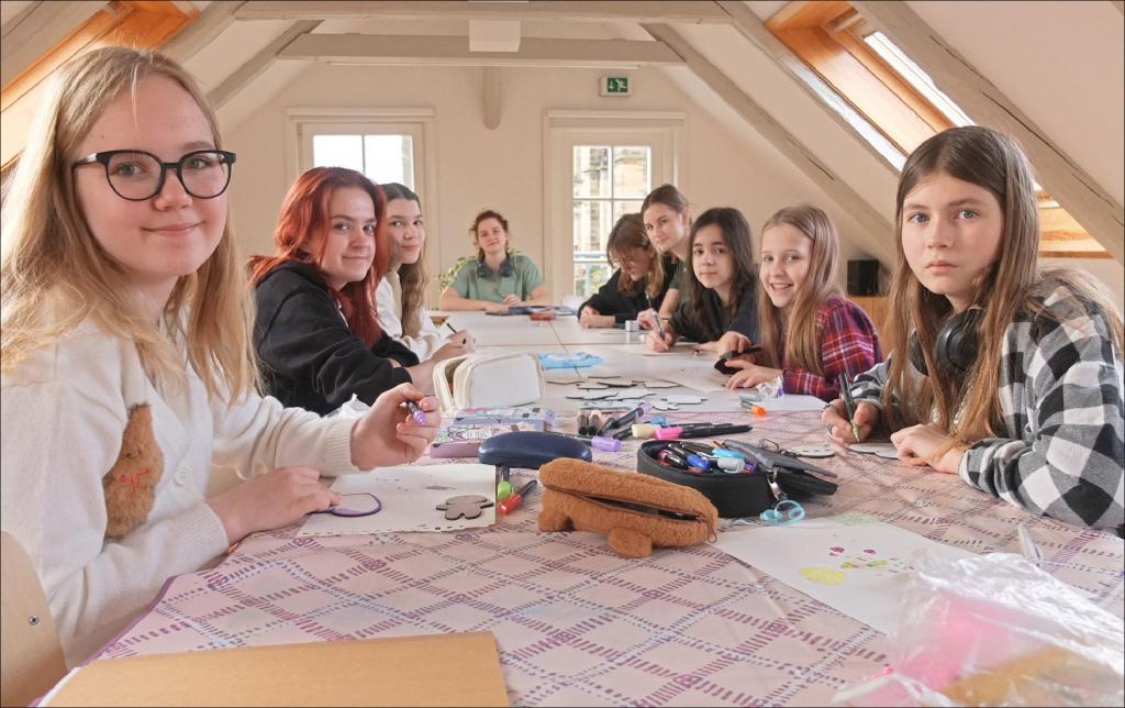 Gemeinsam auftanken: Einige Mädchen der Gruppe von Kindern und Jugendlichen aus Belarus gestalten im Dachgeschoss des Rosenthaler Rüstzeitheims mit Farbstiften und Pinsel Kalender. © Tomas Gärtner