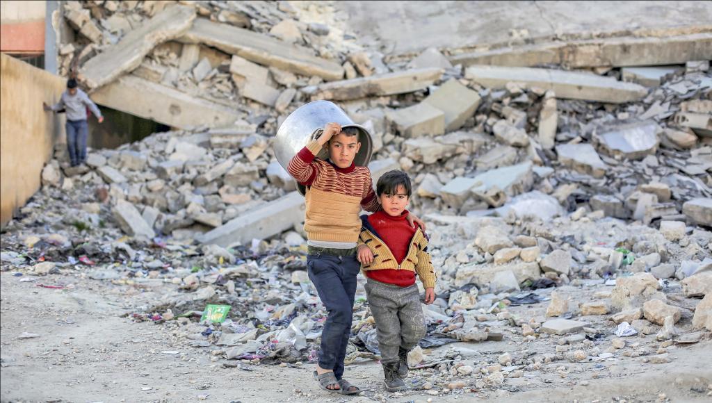Zwei Kinder laufen durch die Trümmerwüste von Aleppo