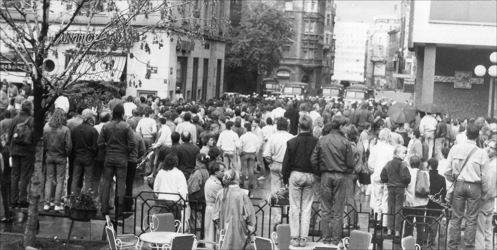 Von Angesicht zu Angesicht mit der Staatsmacht. Demonstranten und Neugierige am 7. Oktober 1989 an der Grimmaischen Straße eingangs der Ritterstraße. © Bischoff