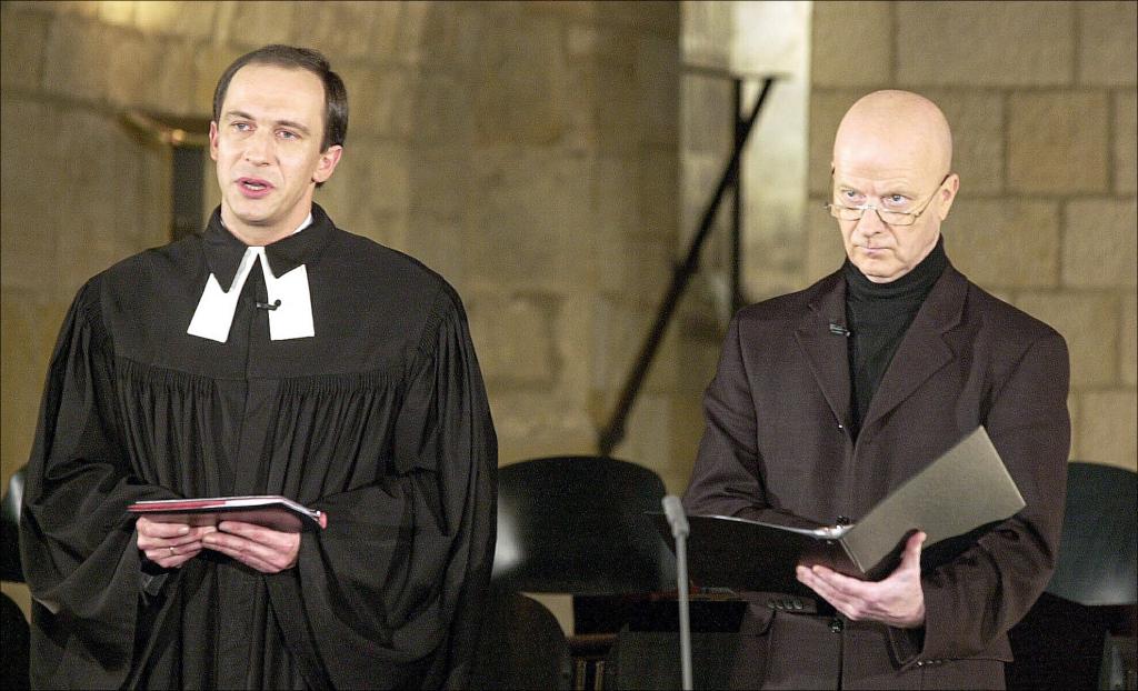 Der Kirche eng verbunden: Am Buß- und Bettag 2000 lesen der damalige Pfarrer der Dresdner Frauenkirche, Stephan Fritz (li.), und Friedrich-Wilhelm Junge gemeinsam ein Gebet aus Coventry. © epd-bild/Matthias Rietschel