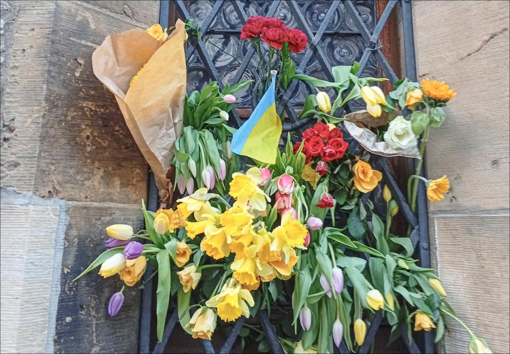 Dienstagmorgen an der Nikolaikirche: Blumen für die Opfer. © Torsten Hilscher