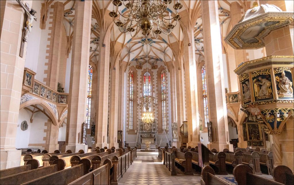Blick in den Innenraum mit dem berühmten Gewölbe. Die St. Annenkirche ist eine der größten Hallenkirchen der Spätgotik in Sachsen. © Sebastian Paul