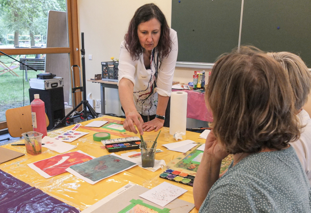 Yvonne Bölstler zeigt in ihrem Workshop, wie jeder Dankeskarten für Ehrenamtliche gestalten kann. © Tomas Gärtner