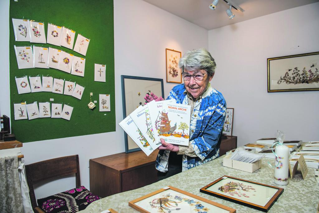 Christiane Schlüssel aus dem erzgebirgischen Auerbach gestaltet aus getrockneten Pflanzen ganz besondere Kunstwerke. Auch einzigartige Bücher sind bereits entstanden – die kleinen Texte erfreuen Alt und Jung. © Thomas Barth