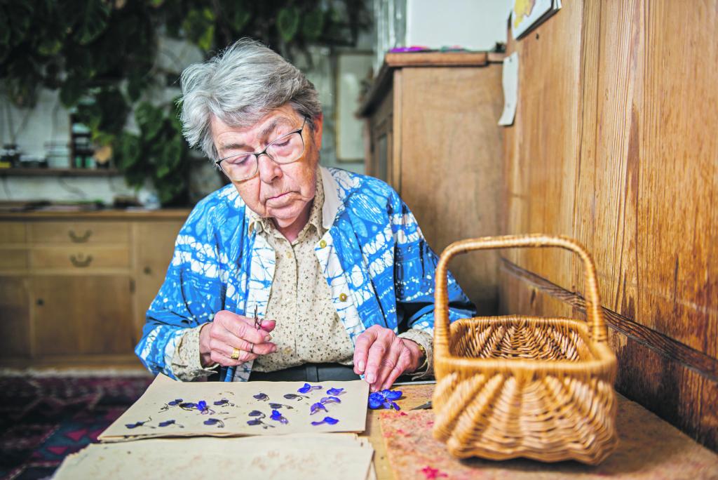 Christiane Schlüssel kennt alle Pflanzen des Erzgebirges. »Die Schönheit der Blüten ist Heilkraft für die Seele«, findet sie. © Thomas Barth