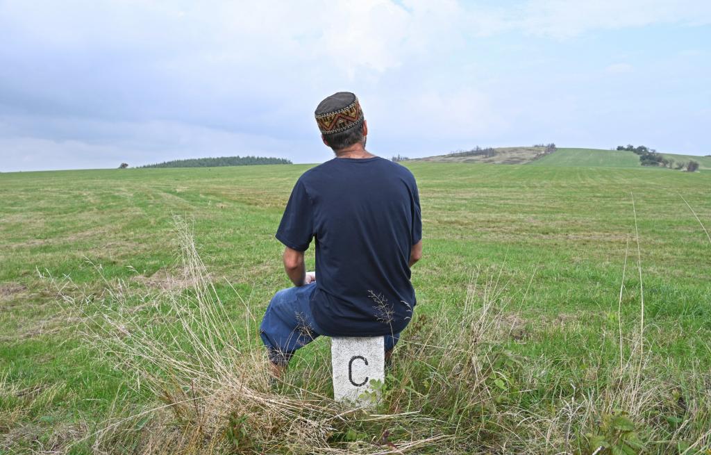 Wo einst Vorderzinnwald war, wächst heute Gras: Jan Kvapil sucht Spuren im deutsch-tschechischen Grenzland und möchte an das Verbindende zwischen den Ländern erinnern.