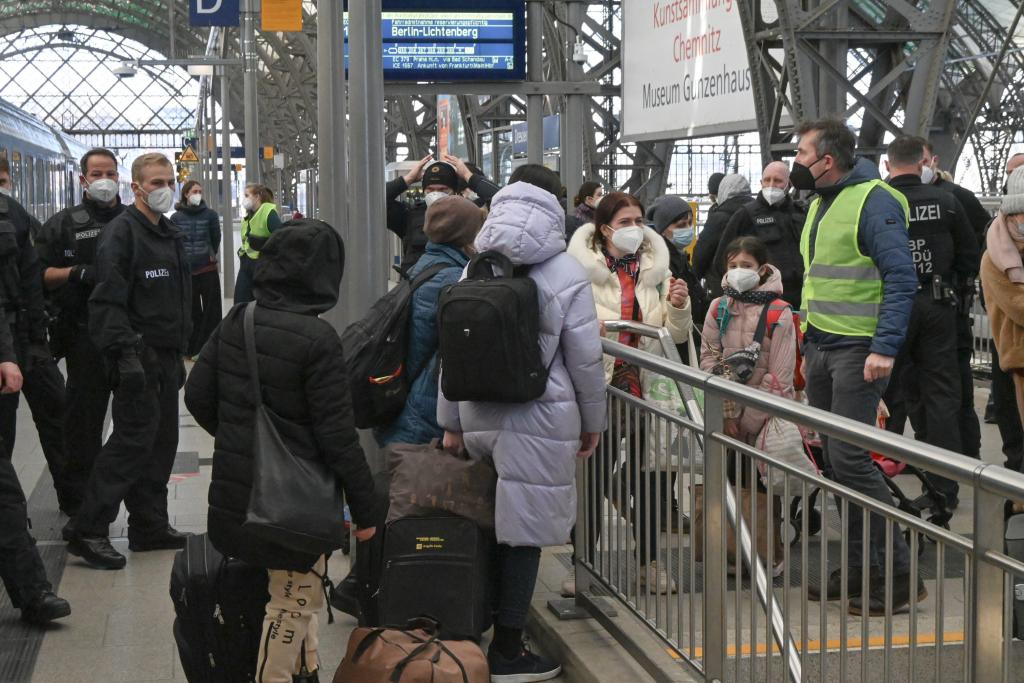 Ankunft in Sicherheit: Ankommenden Flüchtlinge aus der Ukraine werden im Hauptbahnhof Dresden von Helfern der Bahnhofsmission und Bundespolizei empfangen. Viele Freiwillige unterstützen sie dabei. © Steffen Giersch