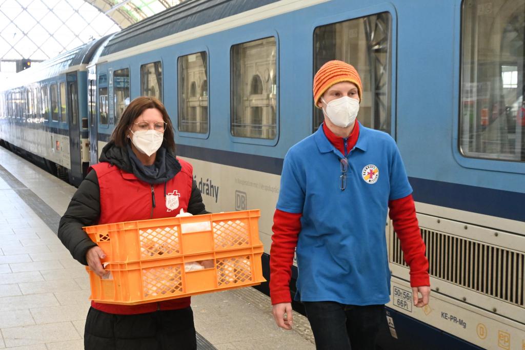 Die Bahnhofsmission kümmert sich um die Ankommenden und versucht zu helfen und zu trösten. © Steffen Giersch