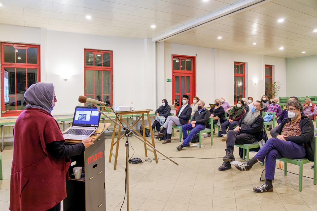 Gemeindehaus der Michaelis-Friedens-Kirchgemeinde: Dr. Hamideh Mohagheghi, Koranwissenschaftlerin an der Universität Paderborn und Vorstandsmitglied von Religions for Peace Deutschland, einem interreligiösen Netzwerk, hat am vergangenen Mittwoch ihre Ideen vorgestellt. © Uwe Winkler