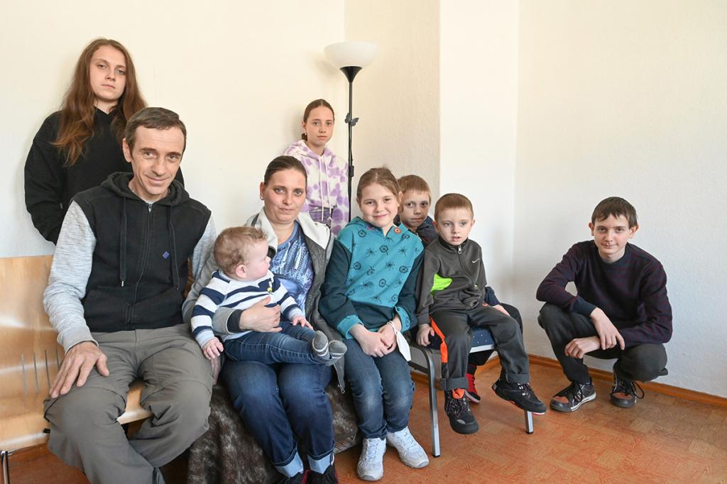 Dem Krieg entflohen: Tatjana und Serhej Kriwoschejew (l.) aus Biloritschyzja in der Nord-Ukraine mit ihren sieben Kindern. In höchster Not sind sie mit nur wenig Hab und Gut vor den russischen Panzern und Tieffliegern geflohen – und wurden an der polnischen Grenze von Helfern ins Brüderhaus Moritzburg gebracht. Hier finden sie Aufnahme und Fürsorge. © Steffen Giersch