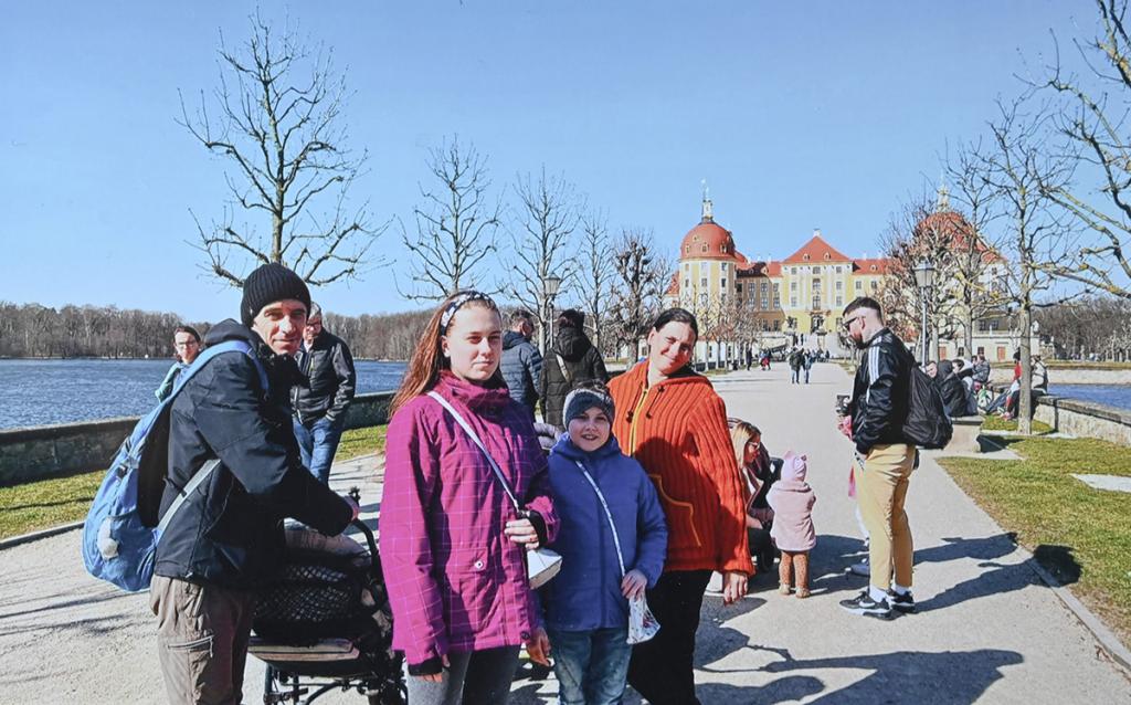 Etwas Erholung von den Strapazen der Flucht: Familie Kriwoschejew bei einem Ausflug zum Moritzburger Schloss. © Steffen Giersch