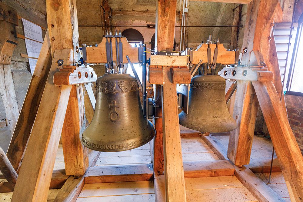 Die große Glocke mit Kugelkreuz wurde 2015 als »Gegengewicht« zur »Nazi-Glocke« geweiht. © Uwe Winkler