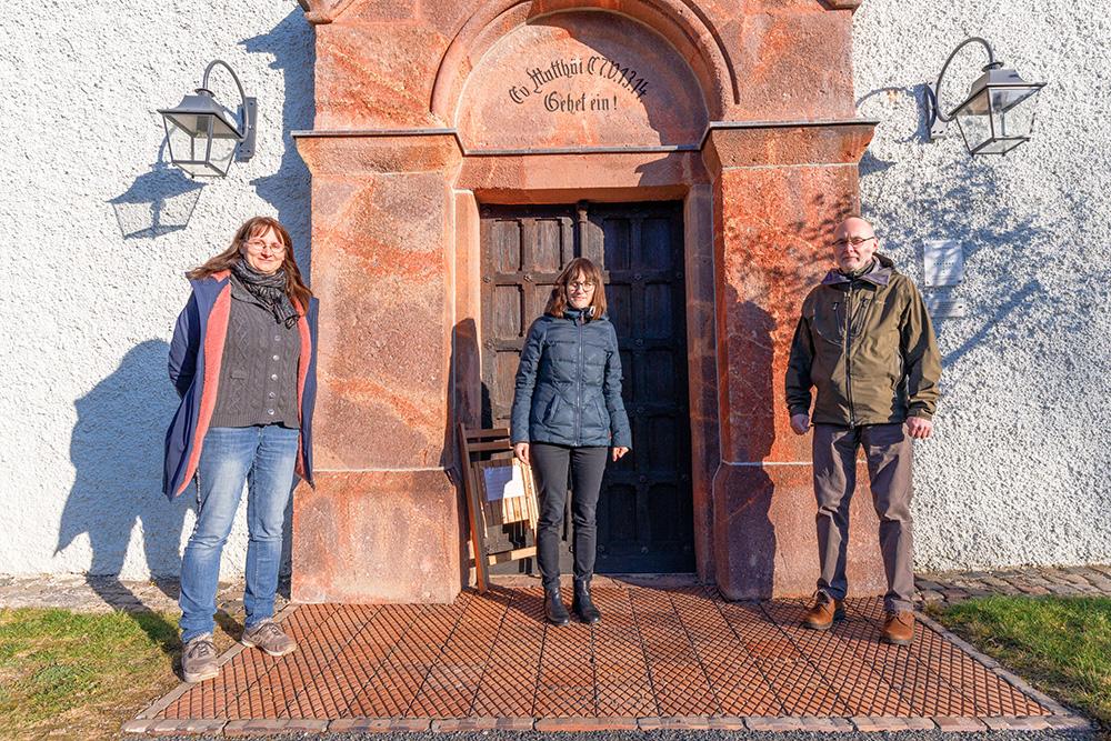 Beschäftigt mit der Nazi-Vergangenheit der Glocken (v. l.): Kirchvorsteherin Angelika Rotter, Pfarrerin Lydia Messerschmidt und Gregor Müller gehören zur neuen »Glockengruppe« in Altenbach. Die Hakenkreuz-Glocke im Turm der Kirche soll ersetzt werden – sie überlegen wie und wohin mit dem Erbe. © Uwe Winkler