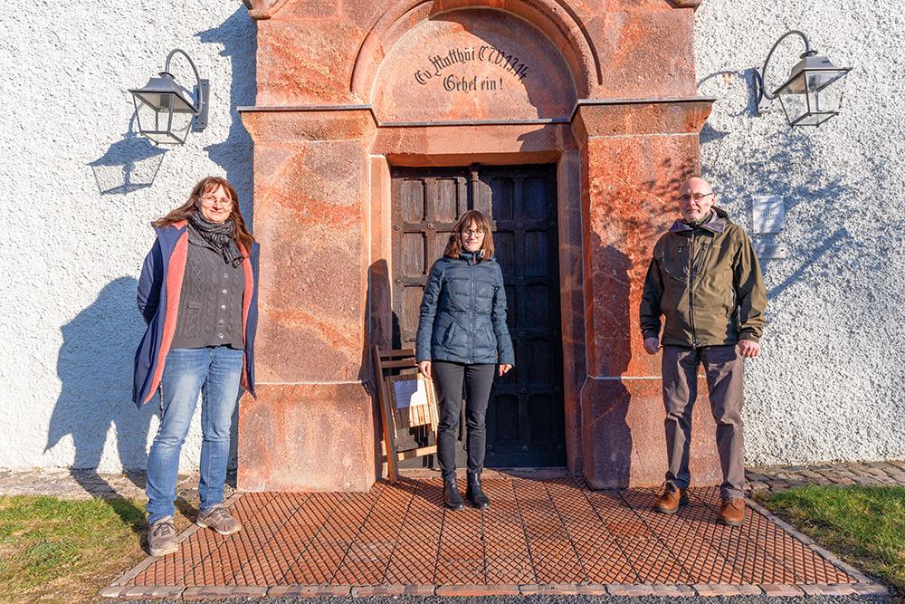 Beschäftigt mit der Nazi-Vergangenheit der Glocken (v. l.): Kirchvorsteherin Angelika Rotter, Pfarrerin Lydia Messerschmidt und Gregor Müller gehören zur neuen »Glockengruppe« in Altenbach. Die Hakenkreuz-Glocke im Turm der Kirche soll ersetzt werden – sie überlegen wie und wohin mit dem Erbe. © Uwe Winkler