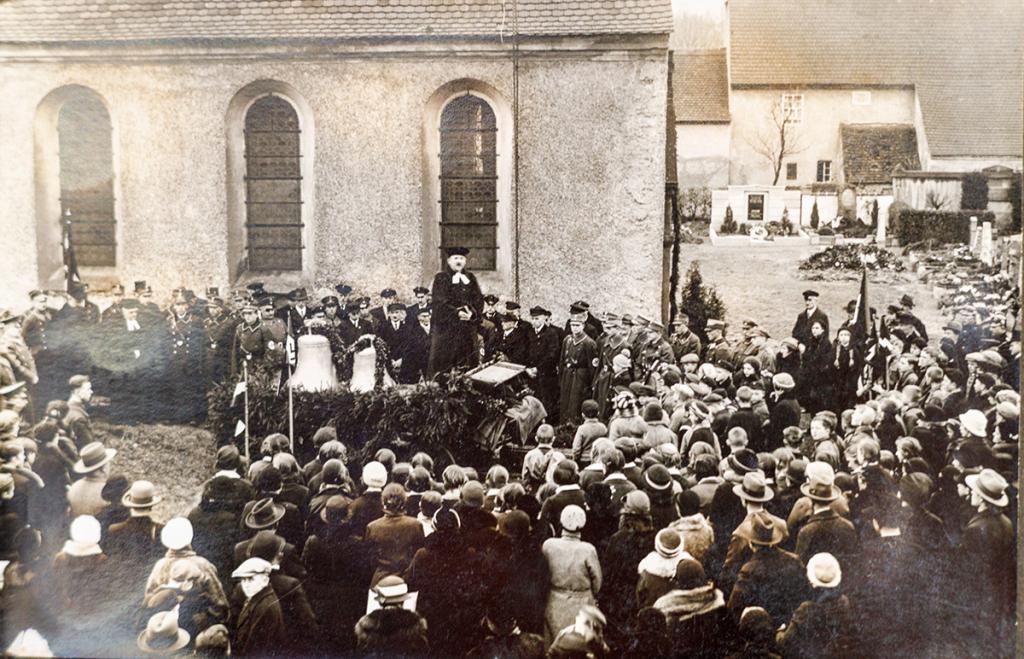 Glockenweihe im März 1934: Die kleinere Glocke trägt das Hakenkreuz und läutet bis heute. © Uwe Winkler