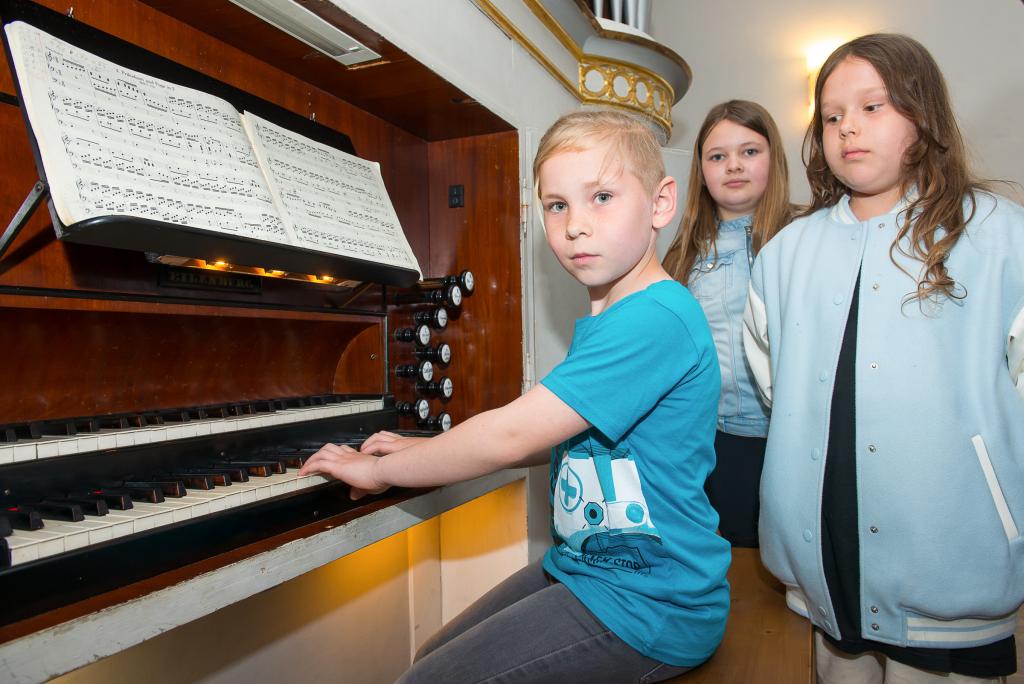 Die Viertklässler staunten über den imposanten Klang der Orgel. © Thomas Barth