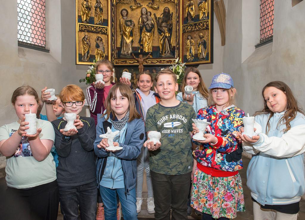 Die Kinder aus der Grundschule Machern haben drei Tage lang die Kirche ihres Ortes kennengelernt und aus Ton kirchliche Gegenstände modelliert. © Thomas Barth
