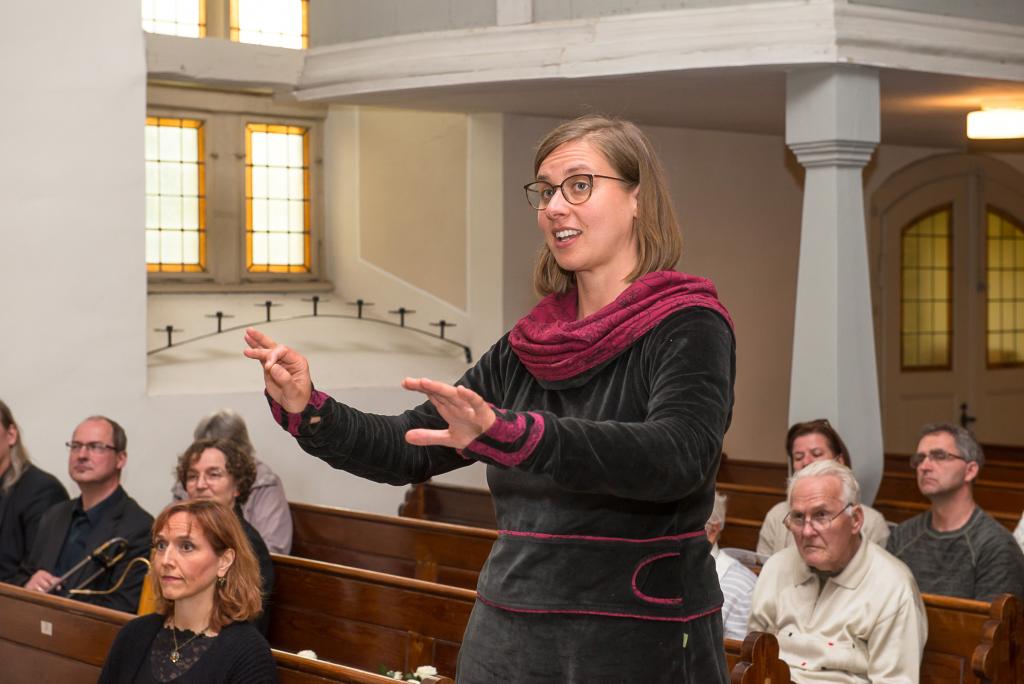 Katja Dorschel ist Gemeindepädagogin und leitet den Kirchenchor Borna. Beim Schütz-Konzert hatte sie die Leitung übernommen. © Thomas Barth