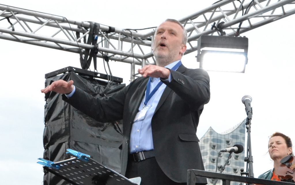 Der sächsische Landesposaunenwart Jörg-Michael Schlegel dirigierte zur Serenade auf der Jan-Fedder-Promenade Bläser über eine Strecke von 1,2 Kilometern. © Karola Richter