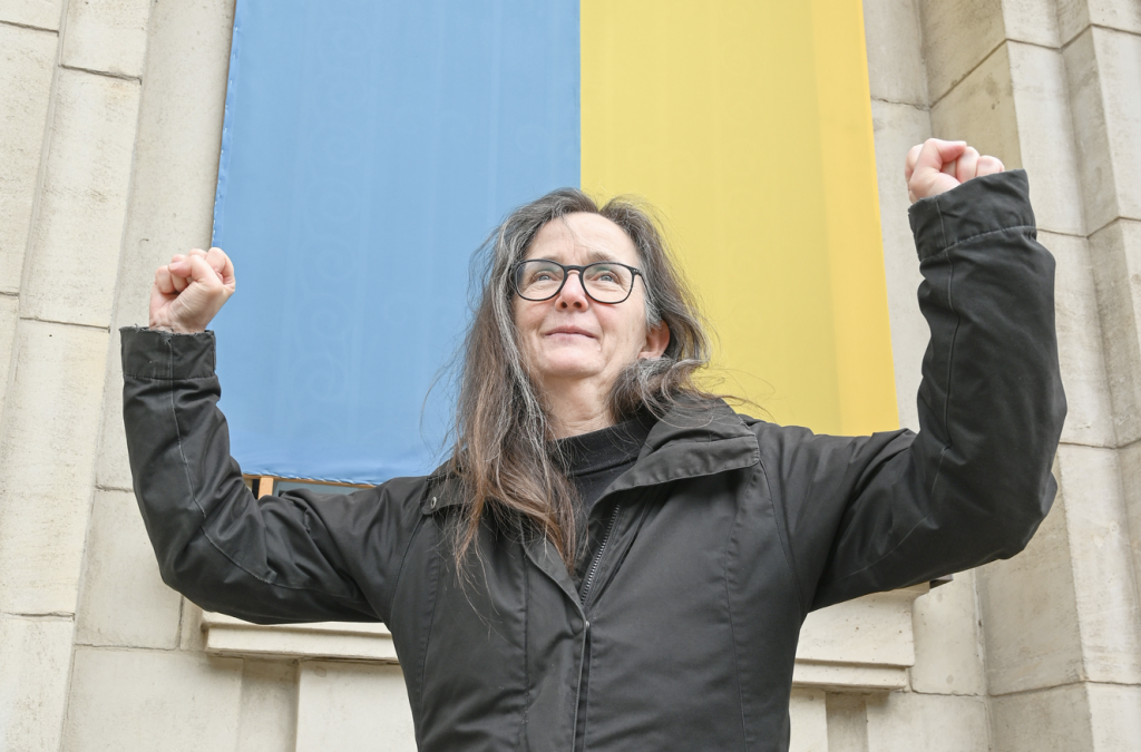 Vor der »Runden Ecke« setzt Oltmanns ein Zeichen der Unterstützung des Freiheitskampfes der Ukraine. © Steffen Giersch