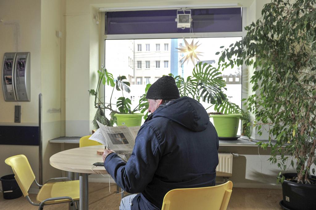 Ein Besucher der »Haltestelle« wärmt sich auf und liest die Zeitung. © Sven Gleisberg