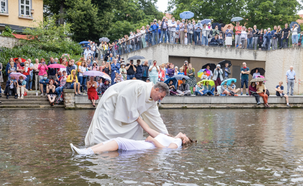Taufe und Konfirmation sind heute nicht mehr selbstverständlich, sondern bewusste Entscheidungen – wie hier bei einer Flusstaufe in Erfurt. © Paul-Philipp Braun