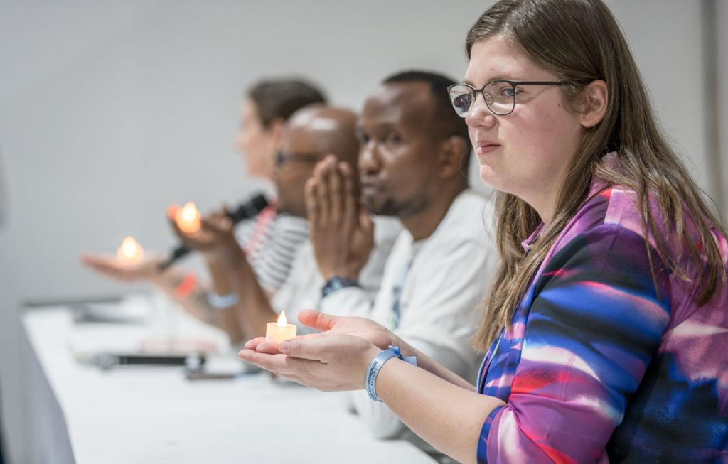 Damit das Klima nicht baden geht: Die Leipziger Theologiestudentin Michelle Schwarz als Delegierte des Lutherischen Weltbundes bei der Weltklimakonferenz in Sharm El-Sheikh. © LWB/Albin Hillert