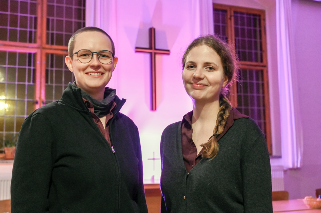 Leben und lieben eine lebendige Kirche: Inka Schmitz (l.) und Inga Hoff, die Begründerinnen des Chemnitzer Projektes »Evangelische Millennials« (»EMil«). © Steffen Giersch