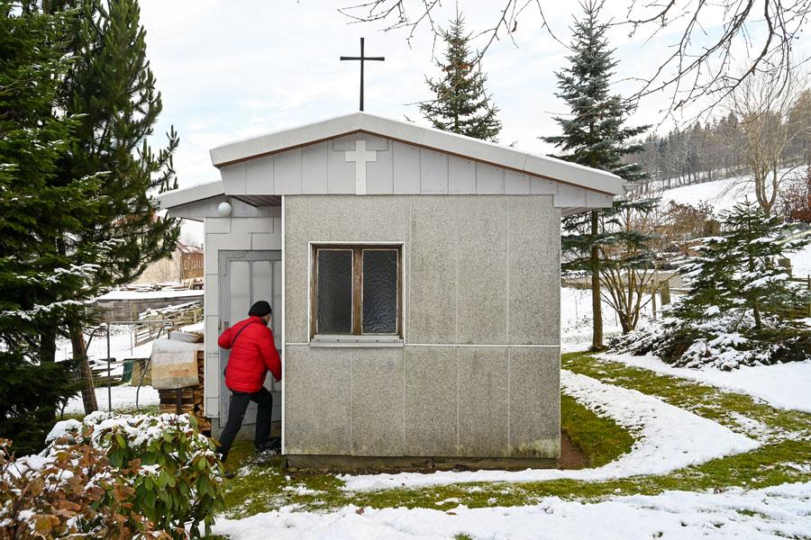 Ein Obdach für den Glauben: Die Kirche Rugiswalde wurde mit Erfindungsreichtum auf einem privaten Grundstück erbaut – »getarnt« als Lagerraum einer Korbmacherwerkstatt. Hier konnten fortan ungestört Christenlehre und Gottesdienste stattfinden. Der Raum wird bis heute geschätzt. © Steffen Giersch