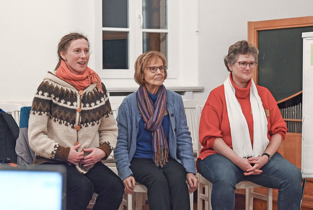 Teilnehmerinnen hören die Impulse der »Wild Church«. © Steffen Giersch