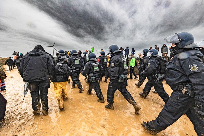 Harte Konfrontation: Im Zuge der Demonstration gegen die Abbaggerung Lützeraths ist es zu Zusammenstößen zwischen Polizei und Demonstranten gekommen. Es bleiben hässliche Bilder und schwere Vorwürfe. © epd-bild/Meike Boeschemeyer