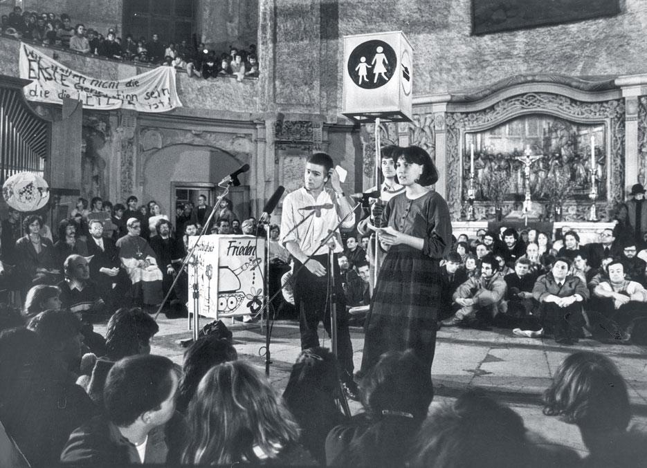 Zeugnisse der Betroffenheit: Die erstmals zur Ökumenischen Versammlung für Gerechtigkeit, Frieden und Bewahrung der Schöpfung im Februar 1988 in Dresden öffentlich vorgetragenen Klagen über Umweltzerstörung, weltweite Ungerechtigkeit und Kriegstreiberei waren eine »Sternstunde für das Haus der Zukunft« (Heino Falcke). © epd-bild/Bernd Bohm