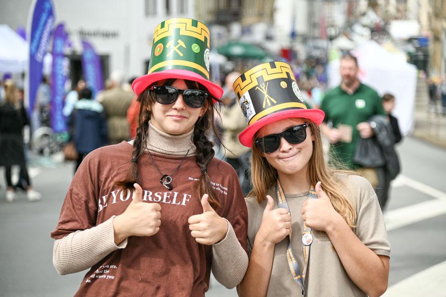 Freude am Feiern – das hatten die beiden Mädchen am Samstag auf der Kirchenmeile in Aue zum »Tag der Sachsen«. Er gilt als das größte Volks- und Vereinsfest im Freistaat. Gefeiert wurde auch das 850-jährige Jubiläum der Stadt. Die nächste Ausrichterstadt wird Sebnitz sein. © Steffen Giersch