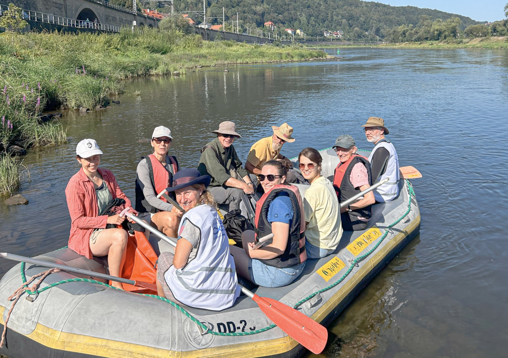 Zeichenhafte Bootsfahrt: Unter dem Motto »Wir sitzen alle in einem Boot« gab es zum Elbe-Kirchentag eine Schlauchbootfahrt mit der Schöpfungsbeauftragten Anne Römpke (vorne) zum Thema »Klima und Konflikte«. © Mandy Weigel