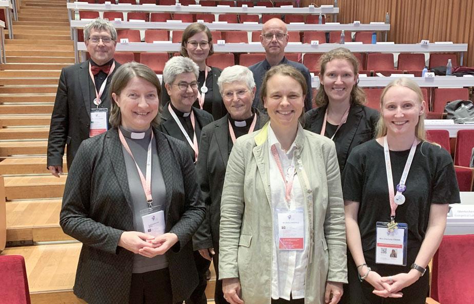 Ein Leib, ein Geist, eine Hoffnung: Die mitteldeutsche Delegation vereint im Plenarsaal, (v.l.) Landesbischof Friedrich Kramer, Superintendentin Ulrike Weyer, Pfarrerin Frauke Wurzbacher-Müller, Vikarin Julia Braband, Prädikantin Helga Fiek, Oberlandeskirchenrat Thilo Daniel, Synodalpräsidentin Bettina Westfeld, Helena Funk und Charlotte Frank. © Willi Wild